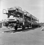841456 Afbeelding van de demonstratie van een dubbeldekwagen voor autovervoer op de stand van de Nederlandse Spoorwegen ...